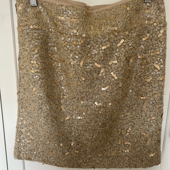 New banana republic mini sequin skirt. Size 4 - Picture 2 of 3
